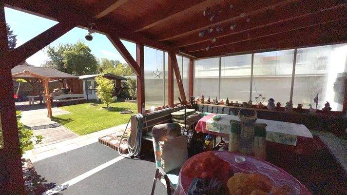 überdachter und sichtgeschützter Terrassenbereich mit Zugang zum Gartenareal (EG)