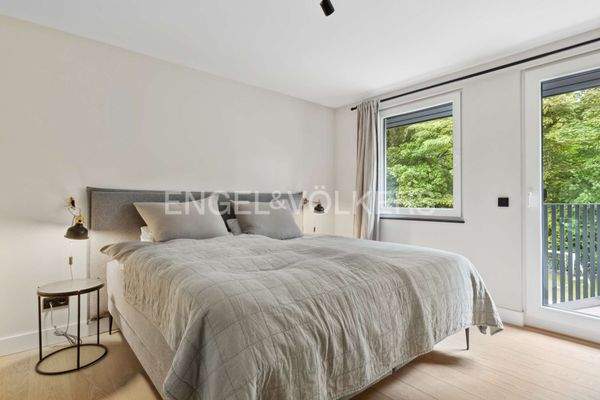 Schlafzimmer im Obergeschoss und Balkon