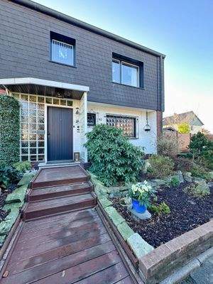 Eingang über drei Stufen