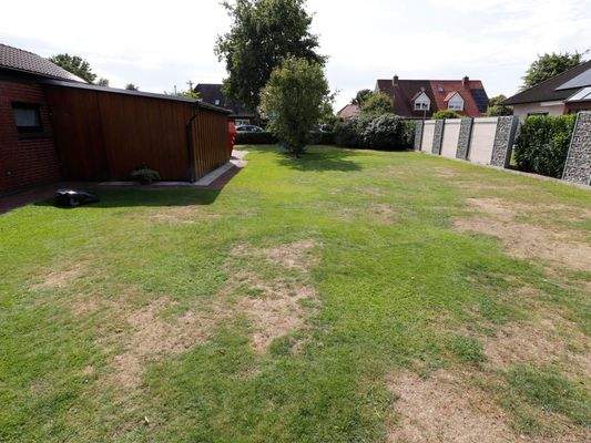 Das Carport wird zurück gebaut. Das Grundstück grenzt dann an die Garage