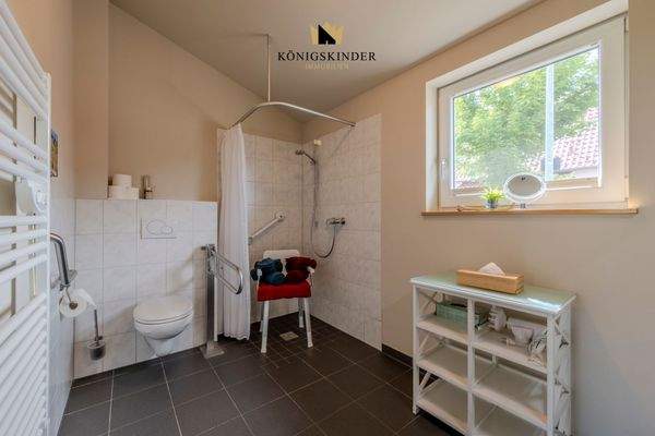 Ein Bad, das mitdenkt: bodengleiche Dusche, Haltegriffe und breite Zugänge.5 - Bad Urach - 23-07-2025 - 41