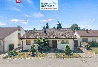 Direktansicht Haus und Garage von der Straße aus