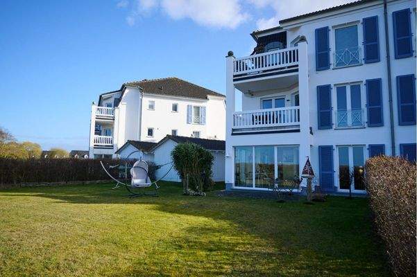 Privater Gartenbereich mit ruhiger Atmosphäre und viel Grün