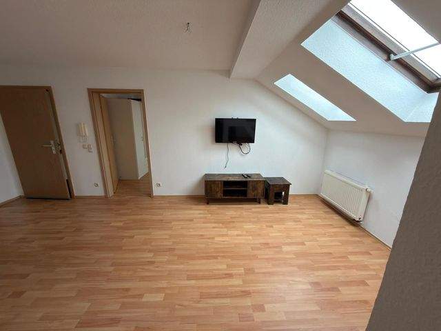 Helle 2 Raum Dachgeschosswohnung mit Einbauküche und weiteren Möbeln - Photo 2