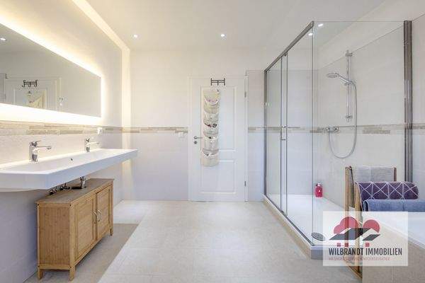 ...mit Wanne und großer Dusche