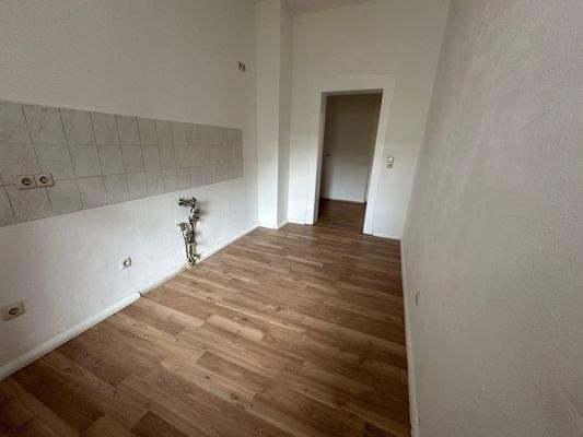 Helle Küche mit Fliesenwand