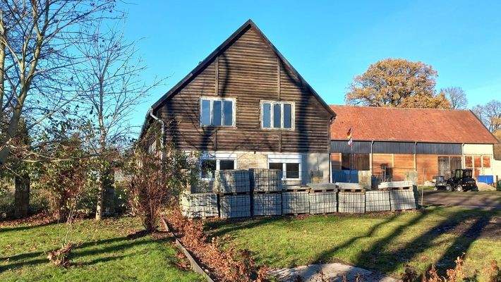 Giebelseite mit Wohnung, im Hintergrund die Werkstatt