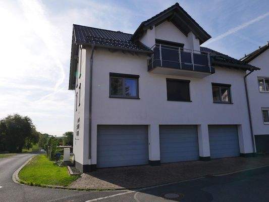 Wohnhaus mit 3 Garagen
