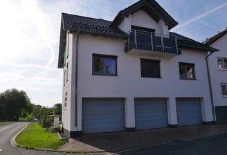 Wohnhaus mit 3 Garagen
