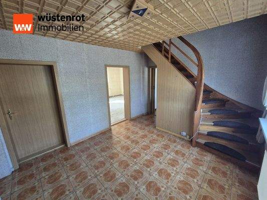 Flur mit Treppe im EG