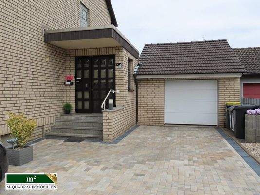 Zufahrt und Stellplätze vor Doppelgarage