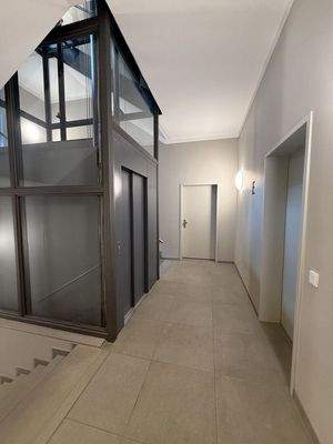 *Treppenhaus und Aufzug