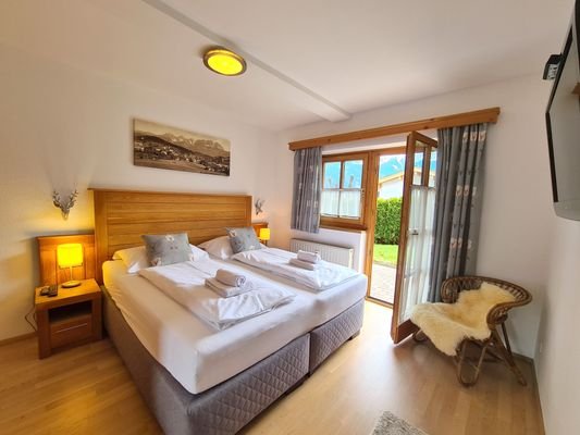 Schlafzimmer mit Zugang zum Garten