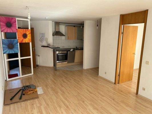 Wohnzimmer und Einbauküche