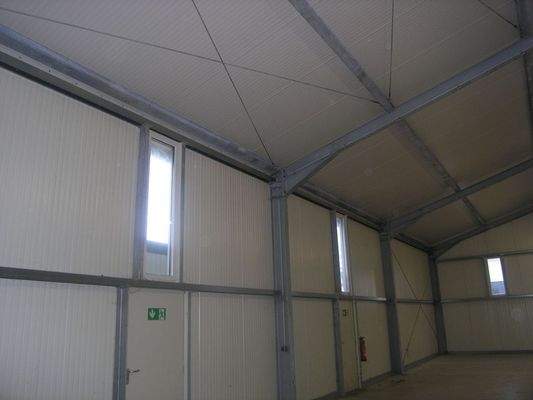 Seitenwände mit Notausgangstüren