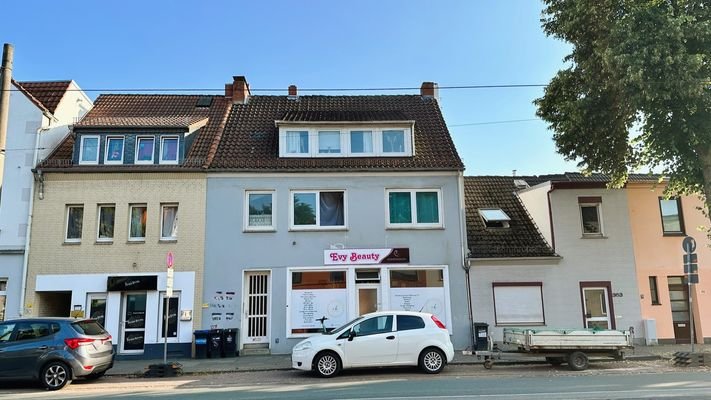 Wohnhaus mit Gewerbeeinheit im Erdgeschoss