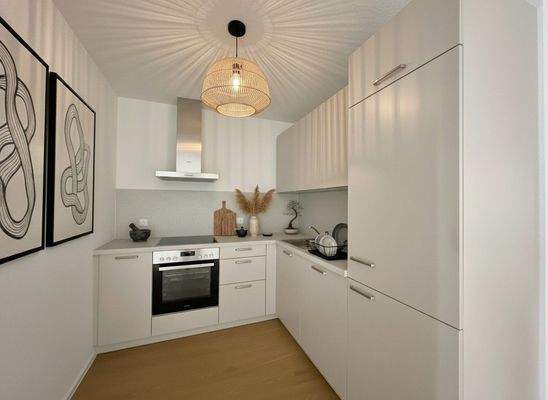 Moderne Küche mit Geräten