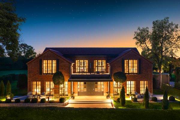 frontansicht wh signature villa bei nacht