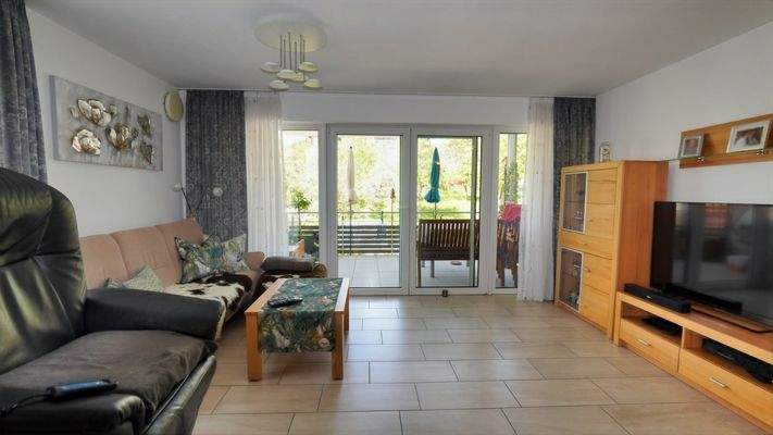 Wohnzimmer mit Balkonzugang