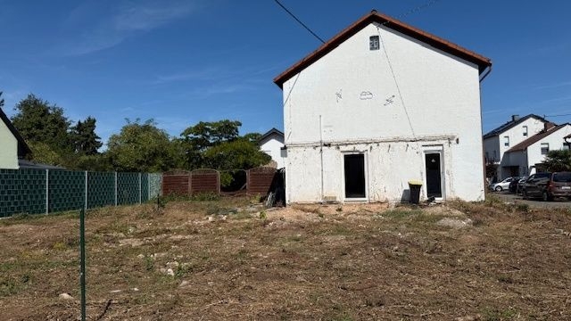 Bauplatz mit angrenzendem Garten