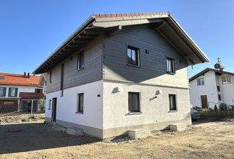 Gebäudeansicht - Hauseingangsseite