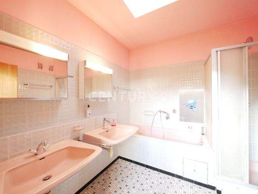 Tageslichtduschbad mit Wanne