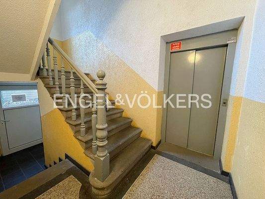Treppenhaus mit Aufzug