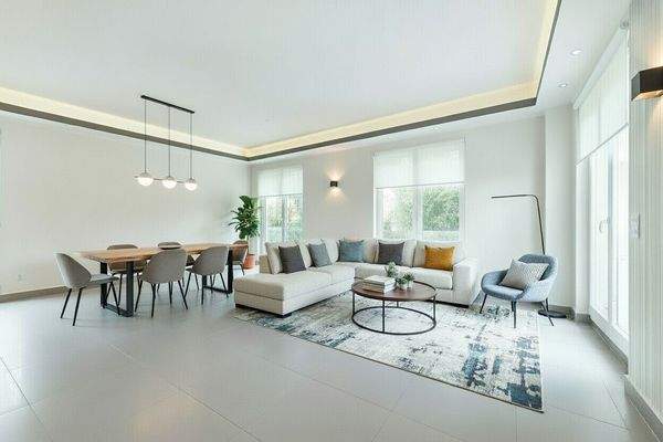 (KI) Wohn- und Esszimmer mit Zugang zum Westbalkon (KI)