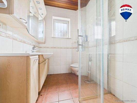 REMAX Immobilien DeLux Einfamilienhau Badezimmer Blieskastel Mark Borowicz