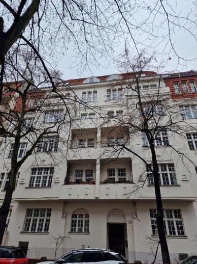 Attraktive und sanierte 3 - Zimmeraltbauwohnung mit Balkon nah am Kurfürstendammdamm. Bezugsfrei!