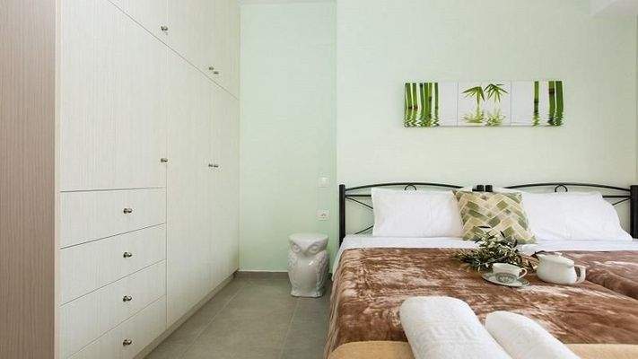 Kreta, Kirianna: Geräumige Villa mit Pool und Dachterrasse zu verkaufen