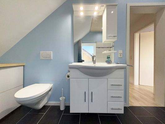 OG Bad: Heller Waschbereich ergänzt das Bad für entspannte Morgenroutinen