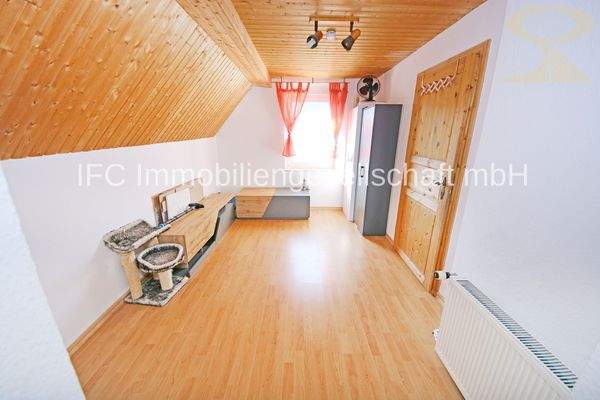 Durchgangszimmer im DG