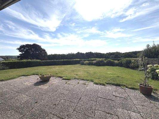 Terrasse & Garten mit Ausblick ins Grüne