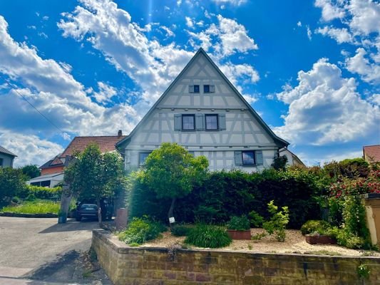 Hausansicht mit Carport