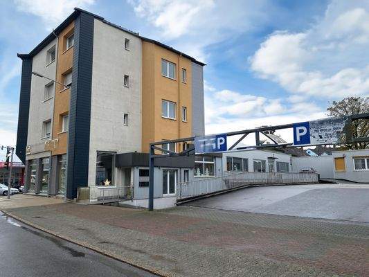 Parkdeck mit Tiefgarage