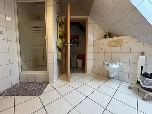 Bad mit Wanne u. Dusche DG