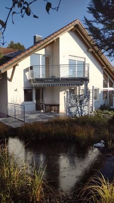 Hausansicht mit Teich