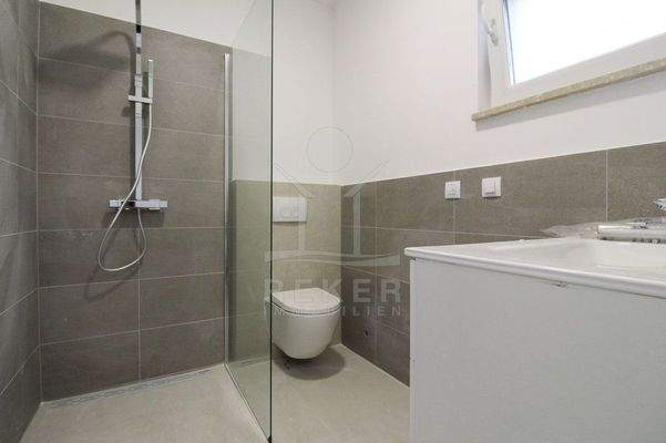 Eine barrierefreie Dusche lädt zum Abkühlen ein...