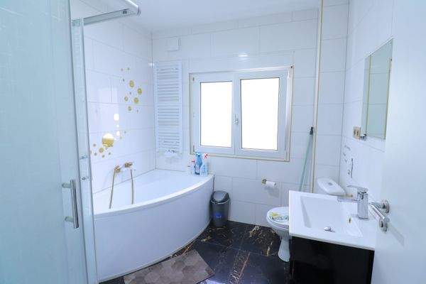 Badezimmer  2. OG ( Maisonette)