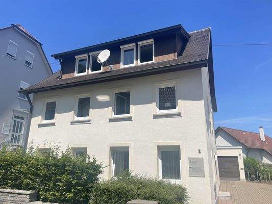 Außenansicht mit Hofeinfahrt