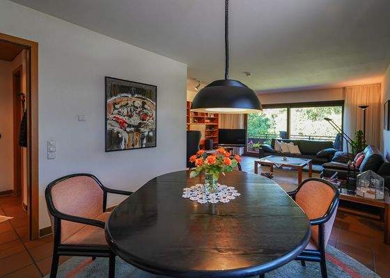 Blick über den Esstisch ins Wohnzimmer