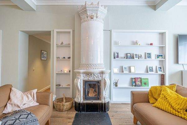 Antiker Kaminofen mit modernem Heizeinsatz