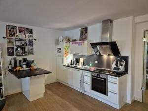 Moderne Küche mit Wanddeko