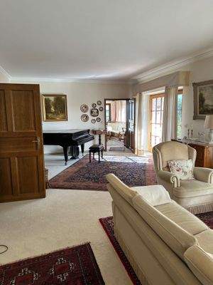 Wohnzimmer rechts Terrasse geradezu Esszimmer.jpg