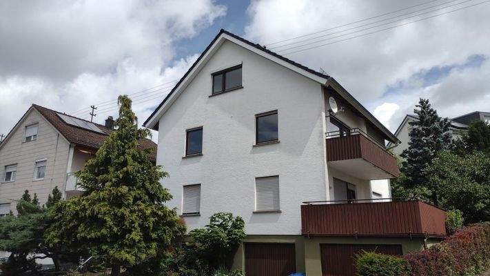 Sicht zur Terrasse und zum Balkon