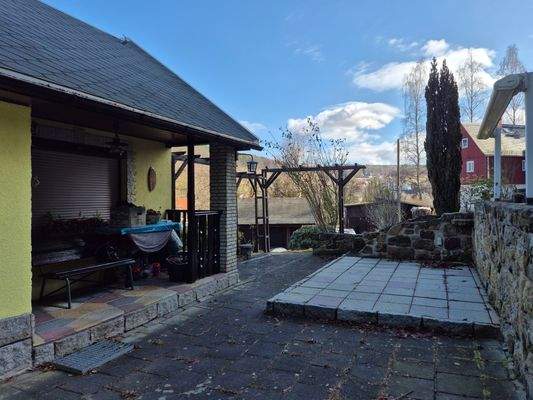 Gartenhaus links, Terrasse rechts
