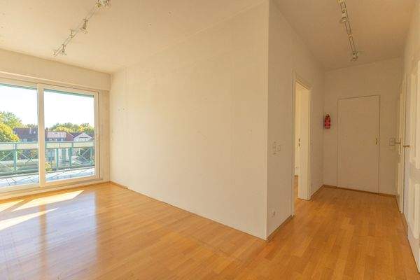 Ankleidezimmer mit Zugang zum Balkon 