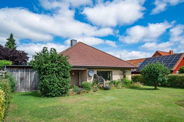 Großer, eingewachsener Garten