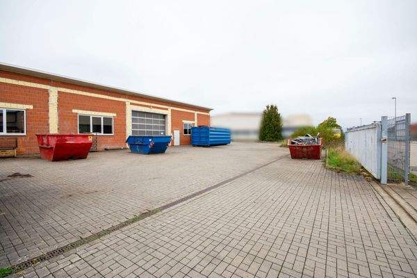 Freifläche vor der Halle